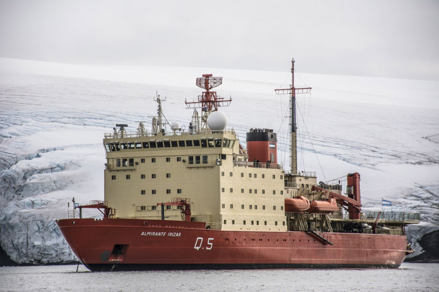 ARA Almirante Irizar en la Antártida. Foto: Ministerio de Defensa de Argentina