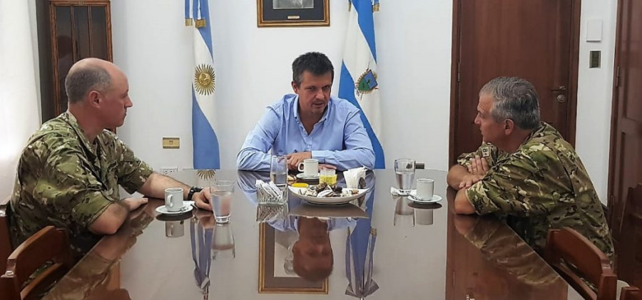 El Intendente de Santa Rosa, Iig. Leandro Altolaguirre, reunido con oficiales del Ejército. Fuente: Municipalidad de Santa Rosa