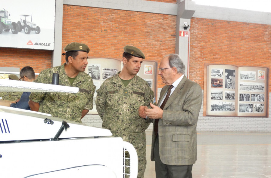 Oficiais uruguaios na linha de montagem em Caxias do Sul
