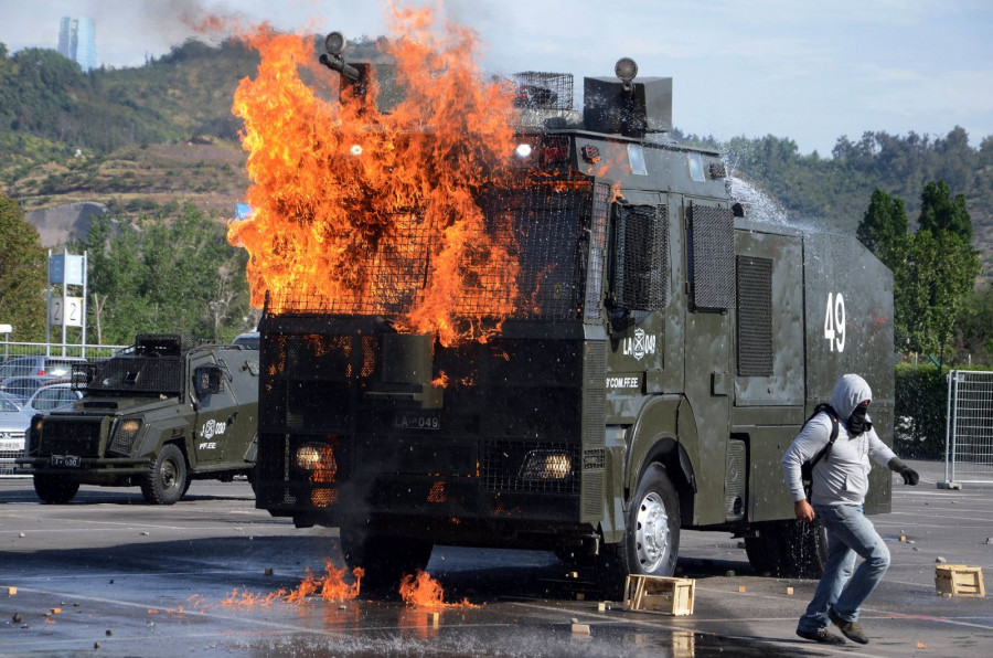 Carro lanzagua Rosenbauer International AG modelo RWD SOF 12200. Foto: Carabineros de Chile