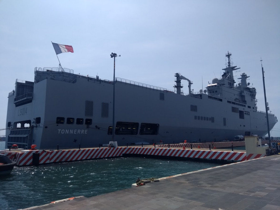 El portahelcópteros Tonnerre atracado en el puerto de Veracruz. C.H.
