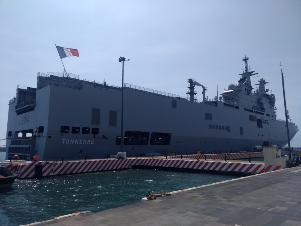 El portahelcópteros Tonnerre atracado en el puerto de Veracruz. C.H.