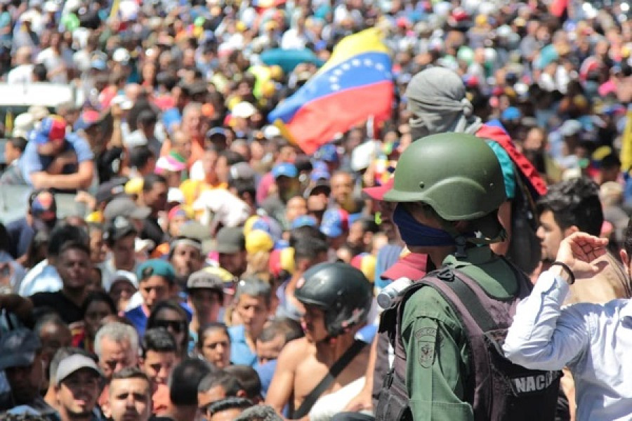 Militar disidente en la concentración opositora del 30 de abril, encabezada por Juan Guaidó. Foto: Centro de Comunicación Nacional.