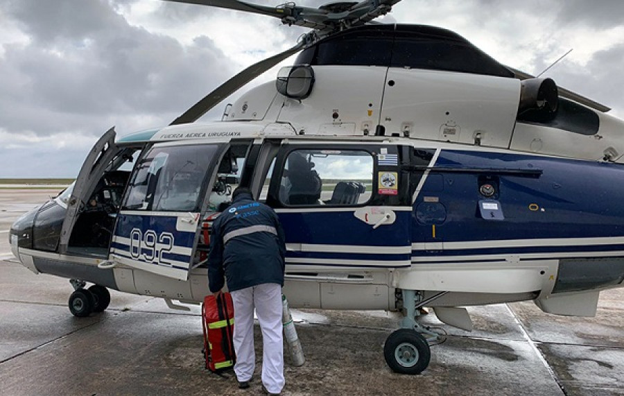 Helicóptero AS365 Dauphin de la FAU, en una operación de evacuación aeromédica. Foto: Fuerza Aérea Uruguaya.