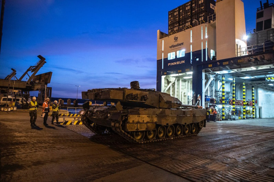 Carro de combate Leopard 2A6 a su llegada a FInlandia. Foto: Ejército finlandés