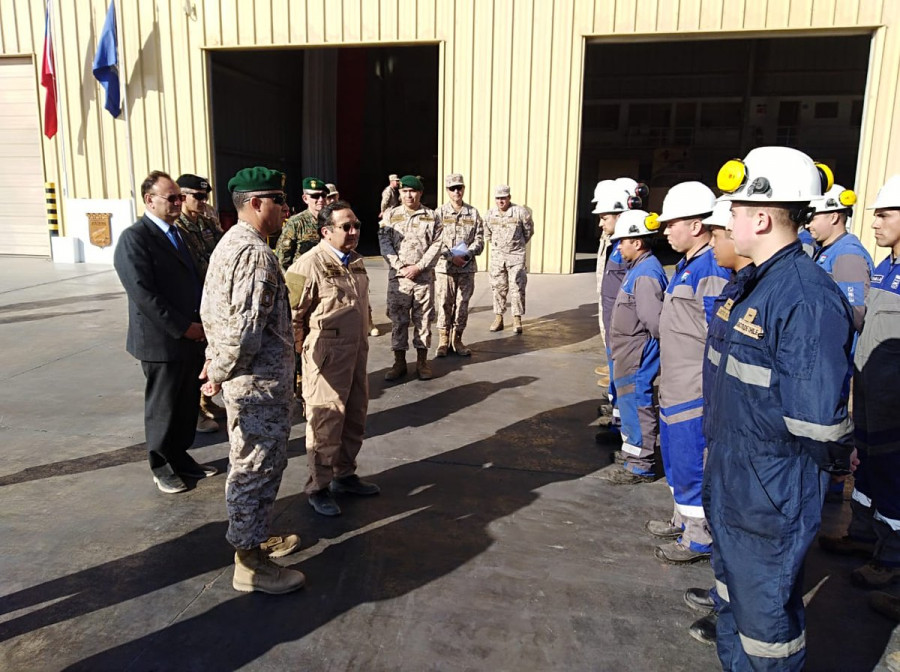 El subsecretario Cristián de la Maza se interiorizó de los procesos productivos del CMIF Antofagasta. Foto: Famae