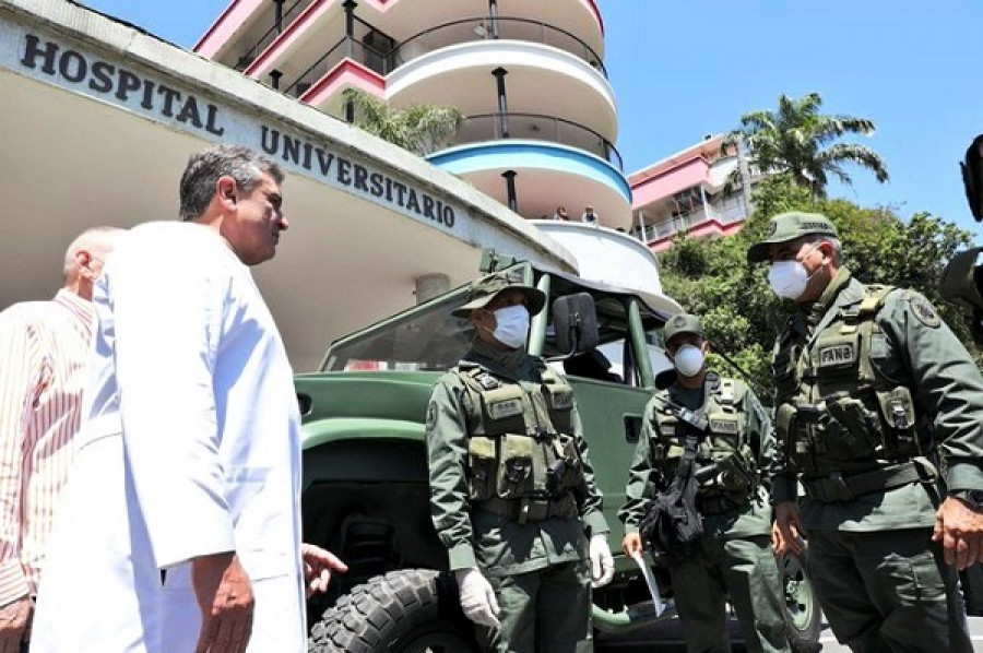 El ministro Vladimir Padrino visitando el Hospital Universitario de Caracas. Foto: Ministerio del Poder Popular para la Defensa