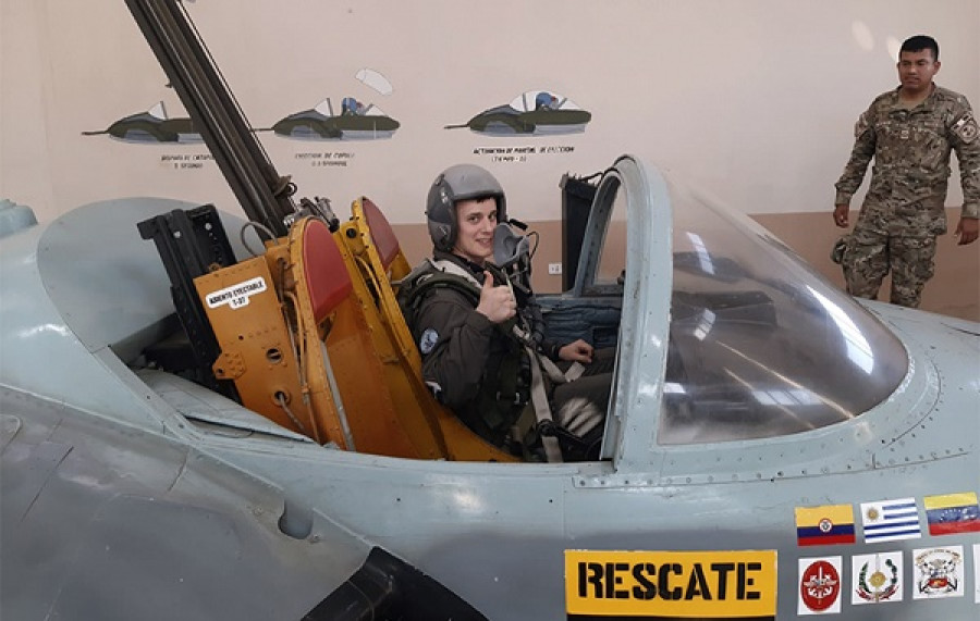 Piloto uruguayo en el dispositivo de entrenamiento de eyección del Grupo Aéreo N° 711 de la FAP. Foto: Fuerza Aérea Uruguaya