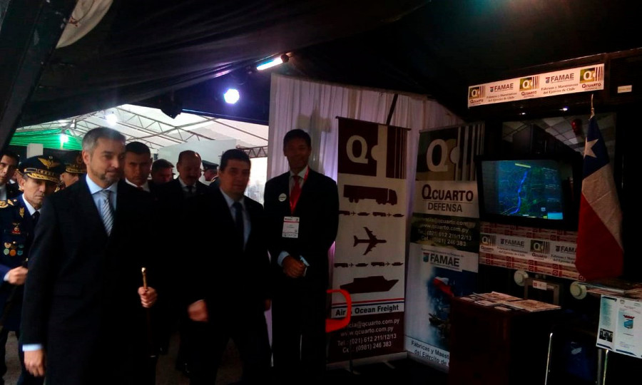 El presidente de Paraguay, Mario Abdo, realiza una visita el stand de QCuarto Defensa. Foto: Famae