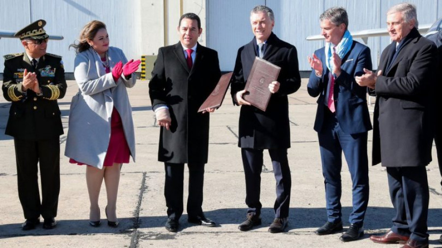 Presidentes Jimmy Morales y Mauricio Marcri en la firma de la compra de los Pampa III. Foto: Presidencia de Guatemala.