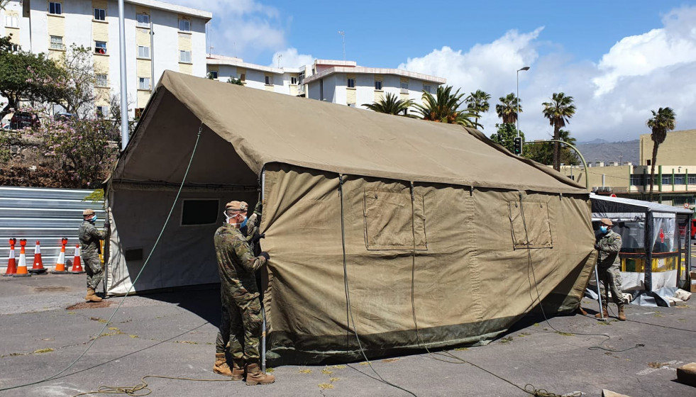 Efectivos del Ejército levanta un hospital de campaña. Foto: Ministerio de Defensa