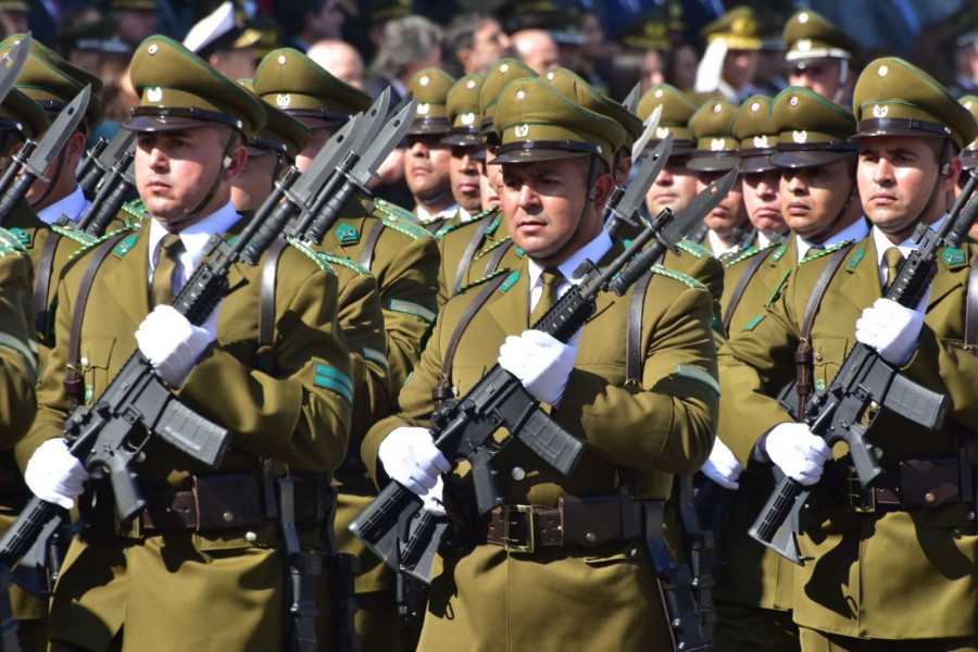 Personal de la Escuela de Suboficiales desfila con sus carabinas Colt M4. Foto: Intendencia de Santiago