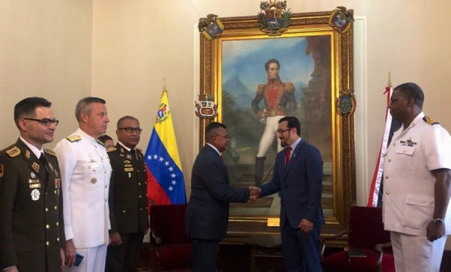 Los ministros Reverol y Young reunidos en Caracas. Foto: Armada de Venezuela.