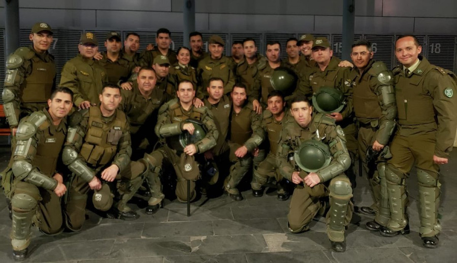 El general director junto a personal de Fuerzas Especiales de Carabineros. Foto: Carabineros