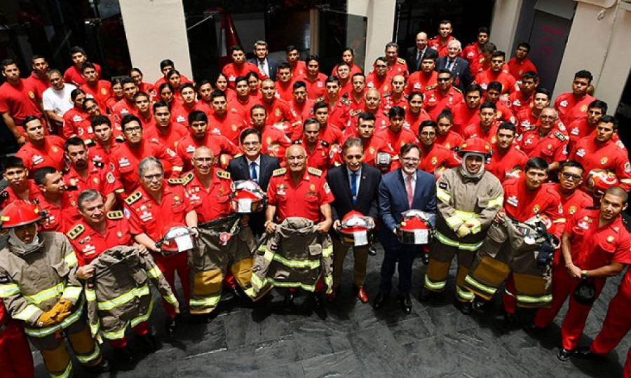 Acto de entrega de los 170 trajes resistentes a los Bomberos Voluntarios del Perú. Foto: Embajada de Estados Unidos en Perú