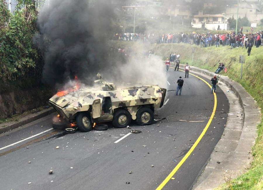 El Urutú luego de su incendio y sobre la vía. Foto: Redes sociales.