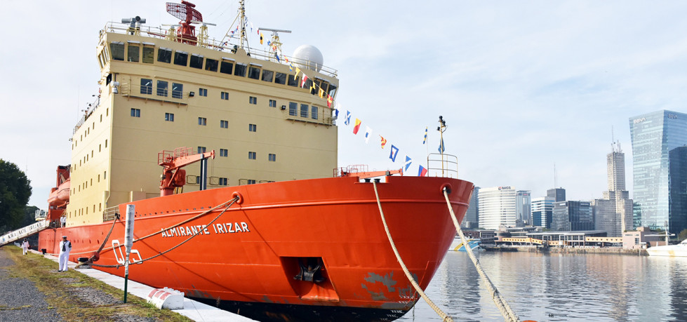 El ARA ALmirante Irízar amarrado en el puerto de Buenos Aires. Foto: EMCOFFAA.