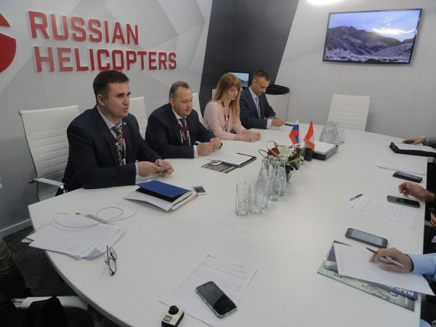 Igor Chechikov, flanqueado por una ejecutivay un interprete de Russian Helicopters en el press briefing de Sitdef 2019. Foto: Peter Watson