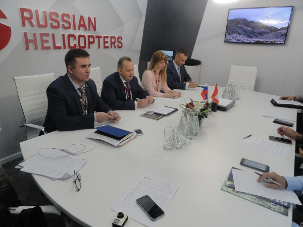 Igor Chechikov, flanqueado por una ejecutivay un interprete de Russian Helicopters en el press briefing de Sitdef 2019. Foto: Peter Watson