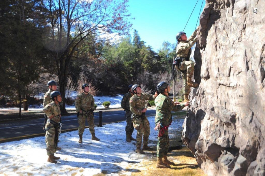 Los efectivos recibirán conocimientos tácticos y técnicos de desplazamiento en áreas montañosas. Foto: Ejército de Chile