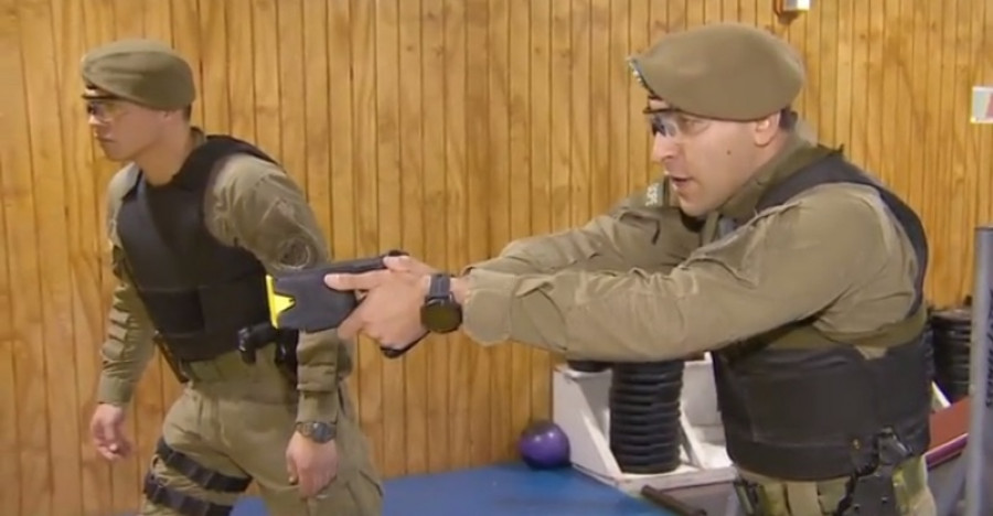 Funcionarios del GOPE realizan una demostración táctica de la Taser. Imagen de T13