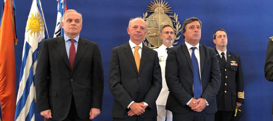 El nuevo ministro de Defensa de Uruguay, Javier García centro Foto: MDN