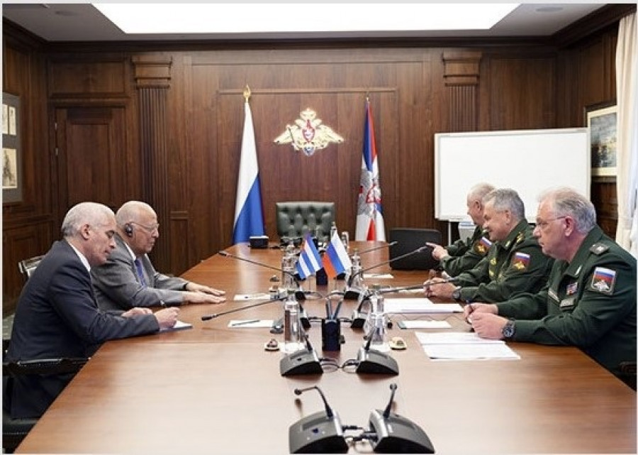 Las delegaciones cubana y rusa reunidas en Moscú. Foro: Ministerio de Defensa de la Federación Rusa.