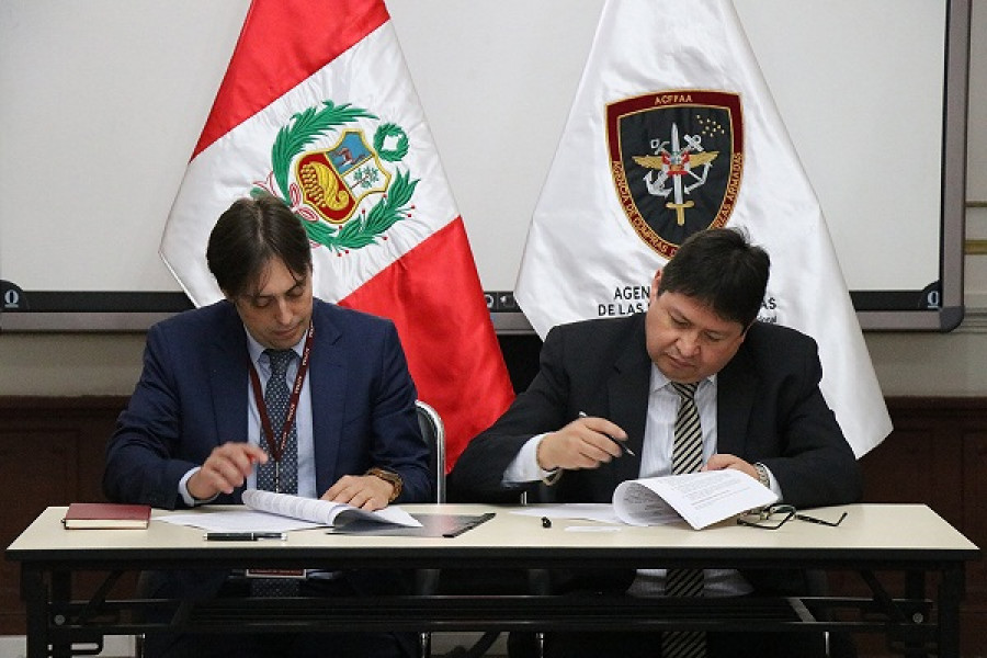 Instante de la firma del contrato de compra-venta entre la Acffaa e Isdefe. Foto: Acffaa