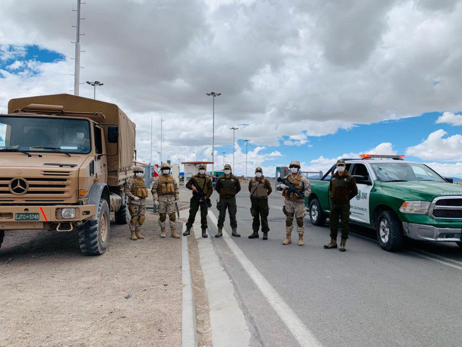 Personal de Carabineros y del Ejército de Chile en el Paso Fronterizo Colchane. Foto: Carabineros