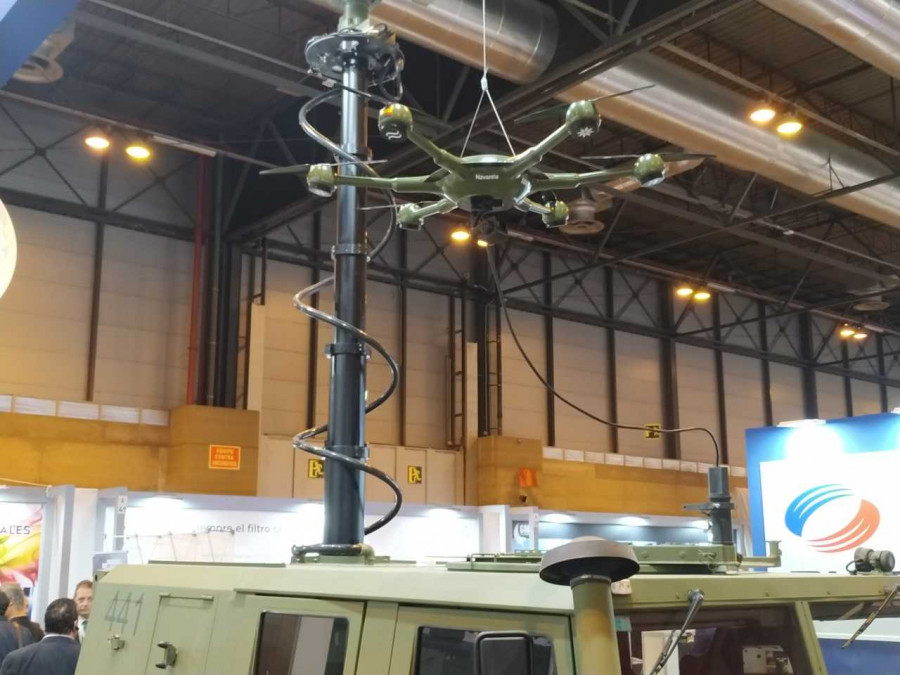 Vehículo de Vigilancia Terrestre VVT con un dron cautivo. Foto: SDLE