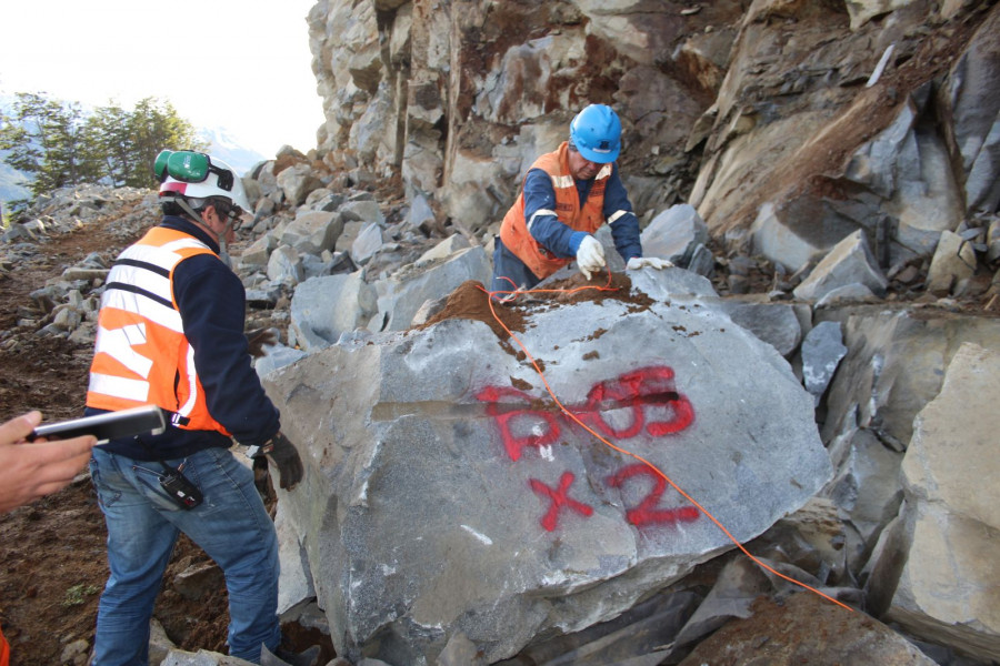 La carga focal permite fracturar rocas y reducir el tiempo de detención de una faena. Foto: Famae