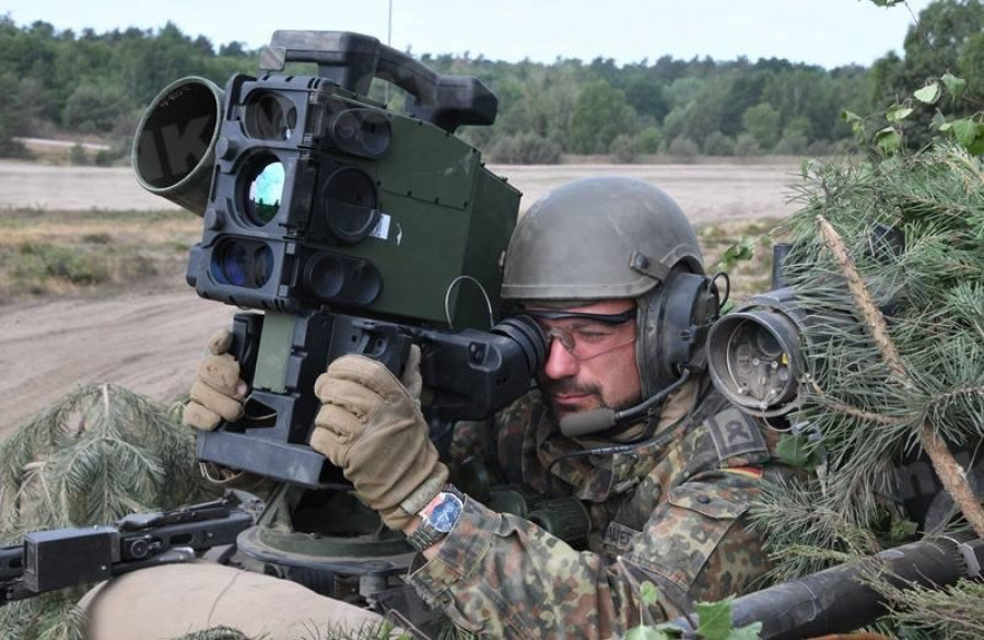 Soldado alemán armado con el sistema Spike. Foto: Rafael