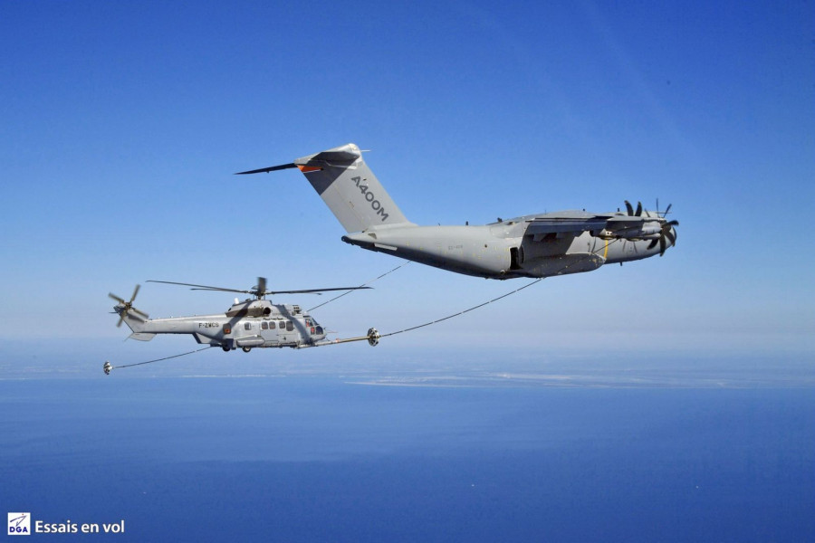 A400M y helicóptero H225 durante las pruebas. Foto: DGA