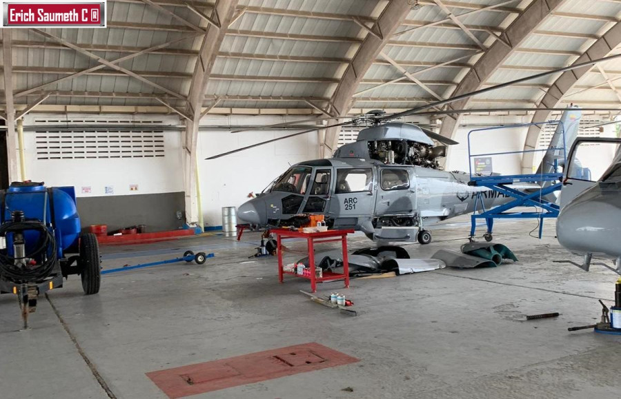 Los helicópteros en mantenimiento. Fotos Erich Saumeth C.
