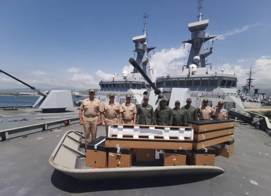 Entrega de los nuevos radares en la cubierta de proa de un patrullero oceánico tipo Avante 2400. Foto: Armada de Venezuela.