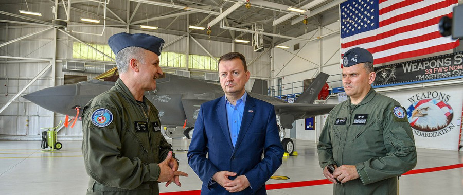 El ministro de Defensa polaco, Mariusz Blaszczak, ante un F-35 en EEUU. Foto: Ministerio de Defensa de Polonia