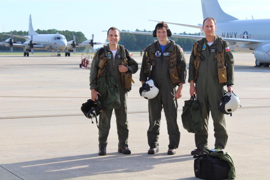 Los oficiales chilenos en la losa de operaciones de una base aeronaval de Estados Unidos. Foto: Armada de Chile