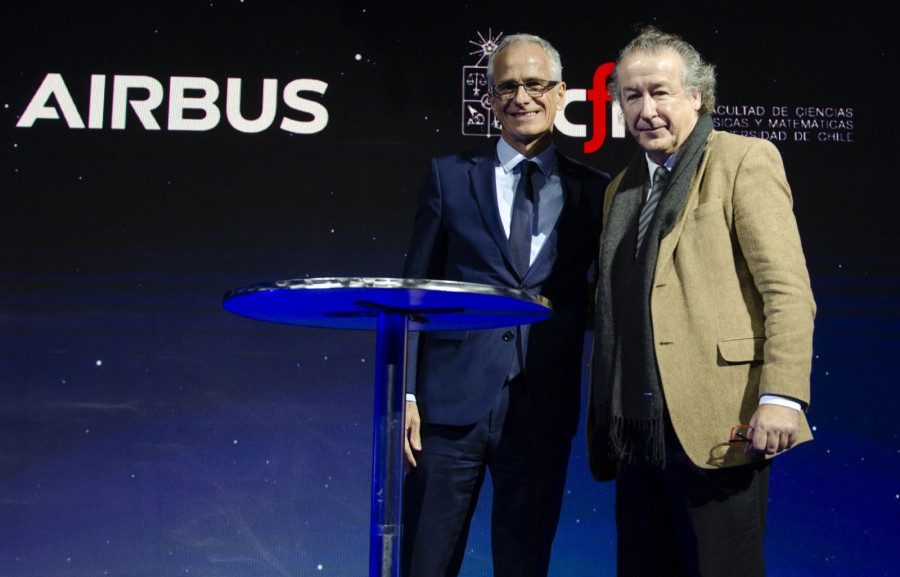 El director de Airbus Defence and Space, Christophe Roux, y el decano de la Fcfm, Francisco Martínez. Foto: Airbus