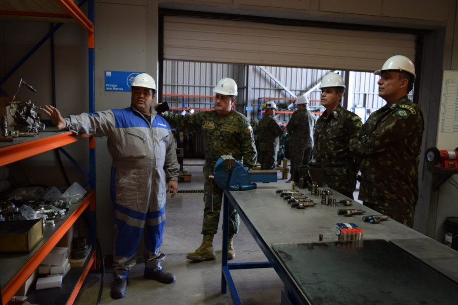 Los militares brasileros conocieron las capacidades que Famae proporciona al Ejército de Chile. Foto: Famae