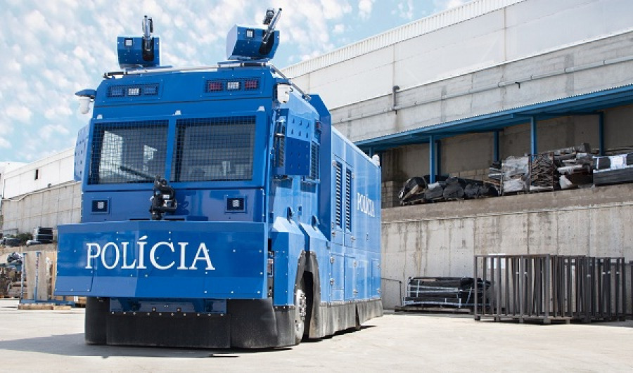 Camión antidisturbios lanza agua. Imagen referencial. Foto: Technology & Security Developments