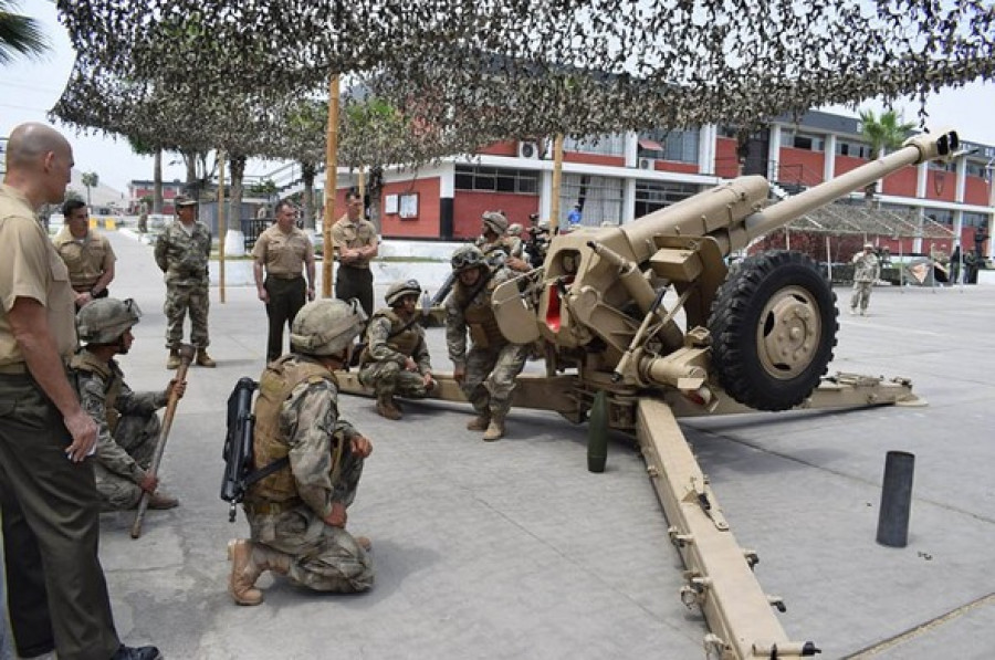 Infantes de marina del Perú muestran las capacidades del obús D-30 durante el 7mo Comité Operacional Naval. Foto: Marina de Guerra del Perú.