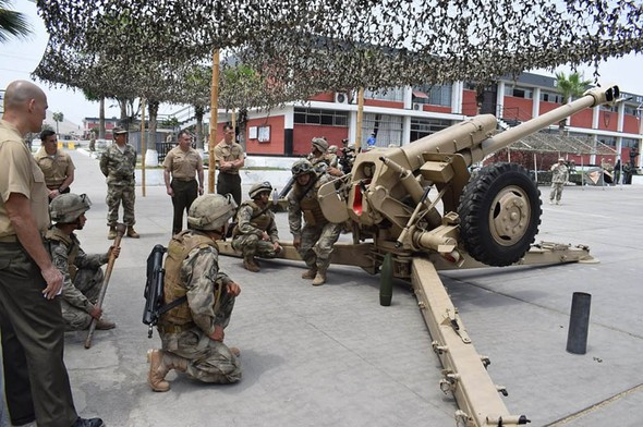 Infantes de marina del Perú muestran las capacidades del obús D-30 durante el 7mo Comité Operacional Naval. Foto: Marina de Guerra del Perú.