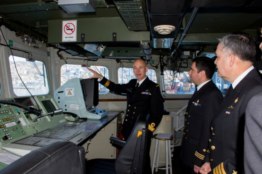 El subjefe de la RNZN, comodoro Mathew Williams, a bordo de una de las fragatas de la Escuadra Nacional. Foto: Armada de Chile