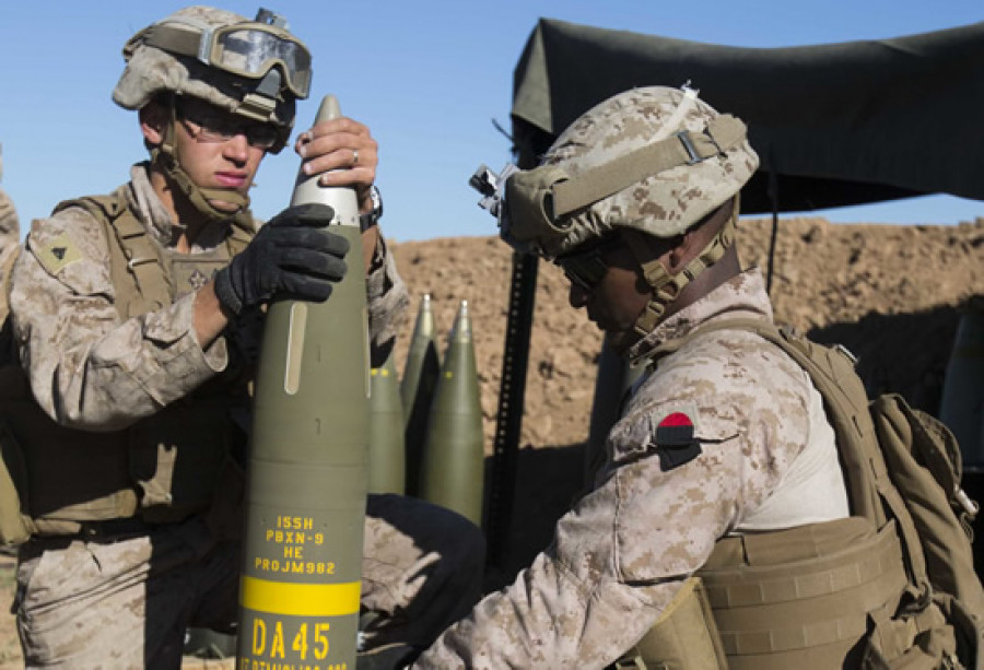 Soldados estadounidenses con un proyectil Excalibur. Foto: US Army
