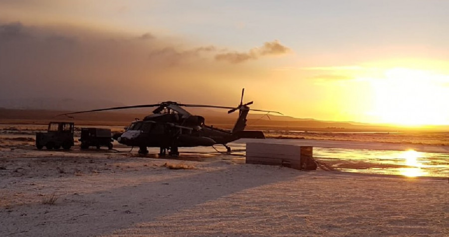 Uno de los MH-60M Black Hawk de la FACh se prepara para operar en condiciones extremas. Foto: FACh