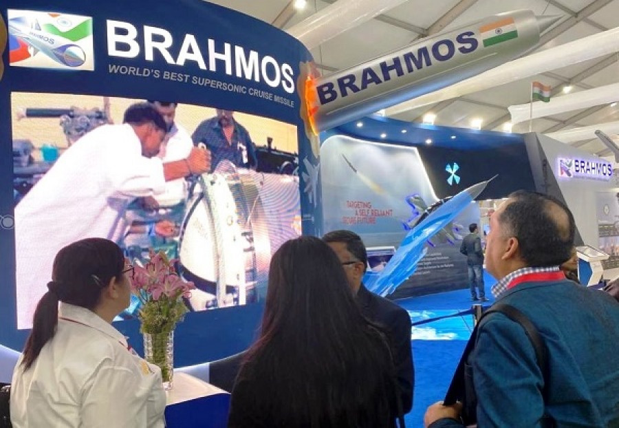 La delegación venezolana visitando el stand de BrahMos Aerospace en DefExpo India 2020. Foto: Embajada de Venezuela en India.