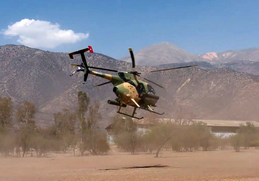 Helicóptero MD-530F Defender de la Bave se eleva para iniciar la práctica de tiro. Foto: Ejército de Chile