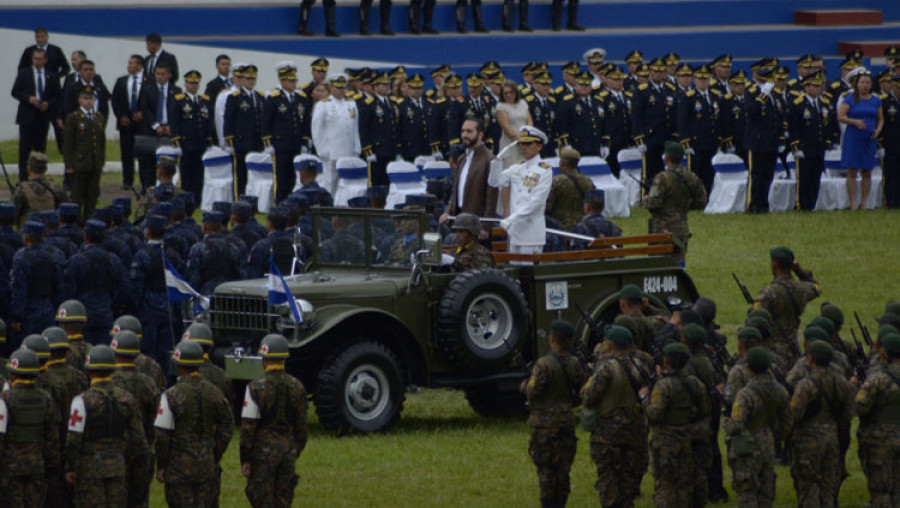 El presidente Nayib Bukele pasando revistas a las tropas durante una parada militar. Foto: Presidencia de El Salvador.