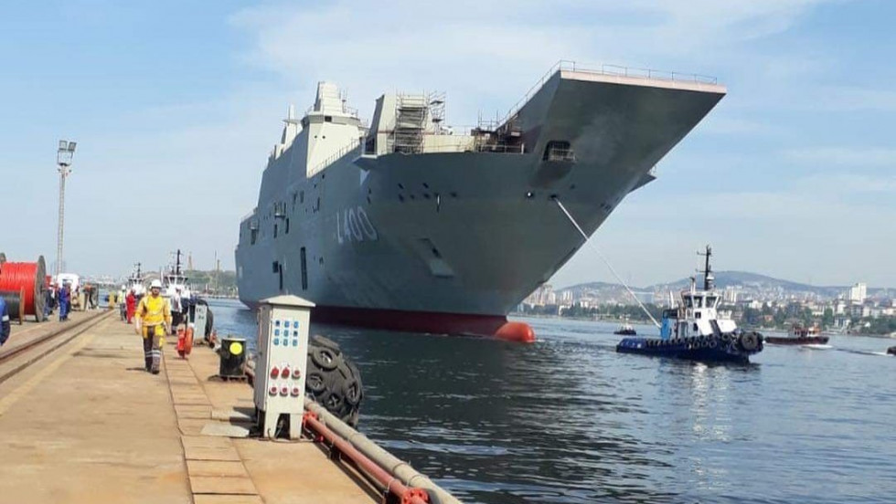Buque TCG Anadolu sobre el agua por primera vez. Foto: onhsilos  Twitter
