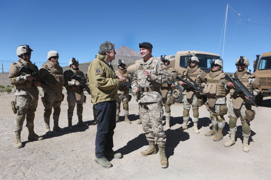 El ministro Espina en una reciente visita a una base militar fronteriza del Ejército. Foto: Ministerio de Defensa